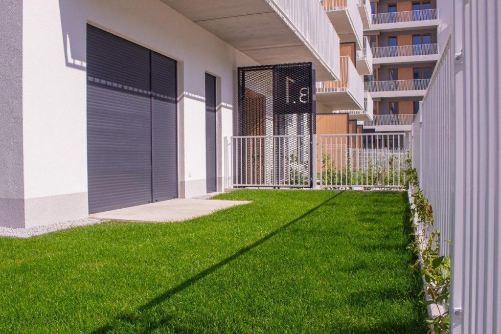 Zagospodarowane zielenią patio pomiędzy budynkami osiedla NEOWO 2