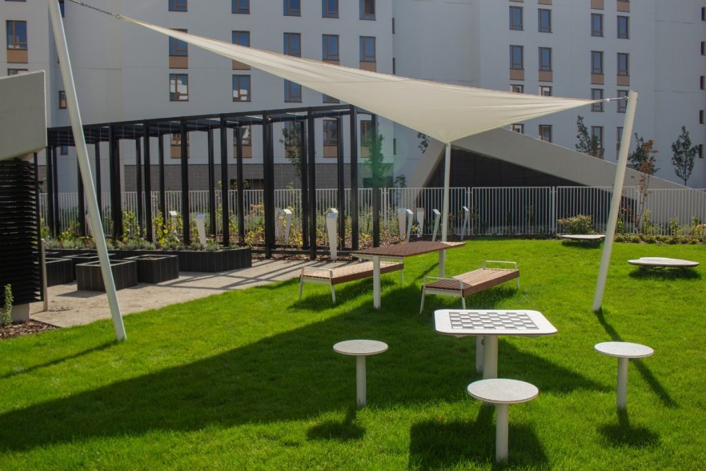 Zagospodarowane zielenią patio pomiędzy budynkami osiedla NEOWO 2