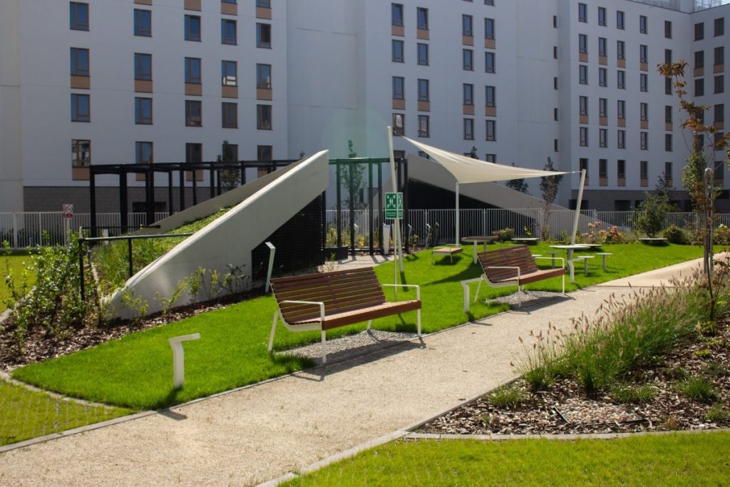 Zagospodarowane zielenią patio pomiędzy budynkami osiedla NEOWO 2